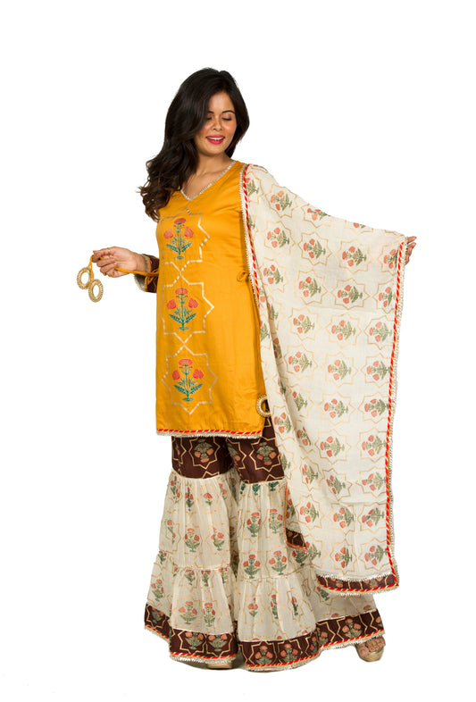 Celebrate in style with our Women’s Yellow Sharara Set. This 2 piece set is perfect for diwalis, pujas, and other special occasions. The Sharara Pant adds a touch of elegance to any celebration and makes for a great anniversary or housewarming gift.