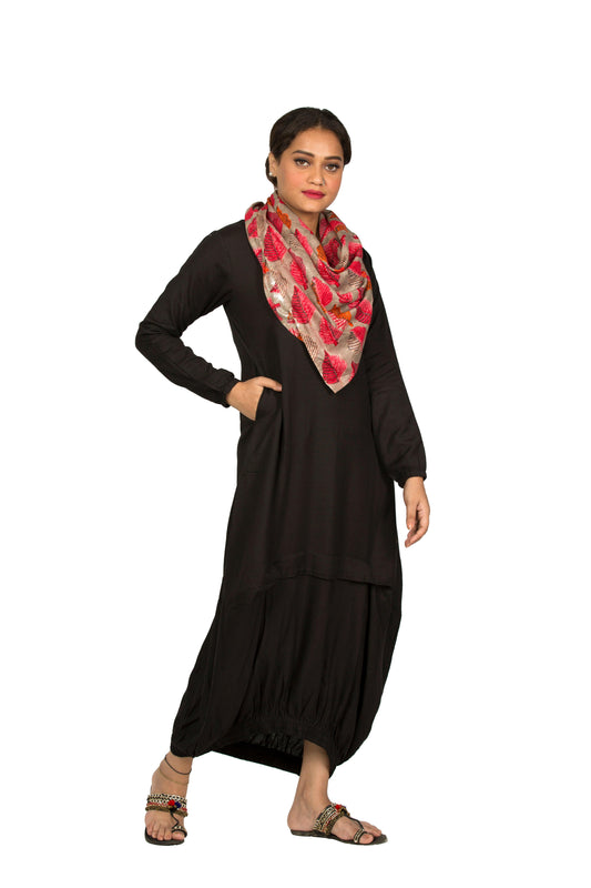 Effortlessly stylish and sustainable, this Women's One Piece Dress with Scarf is a must-have. Made from organic linen, it offers both comfort and a trendy colorful scarf for a versatile look. Perfect for summer and beach wear, this dress is easy to wear for any occasion.